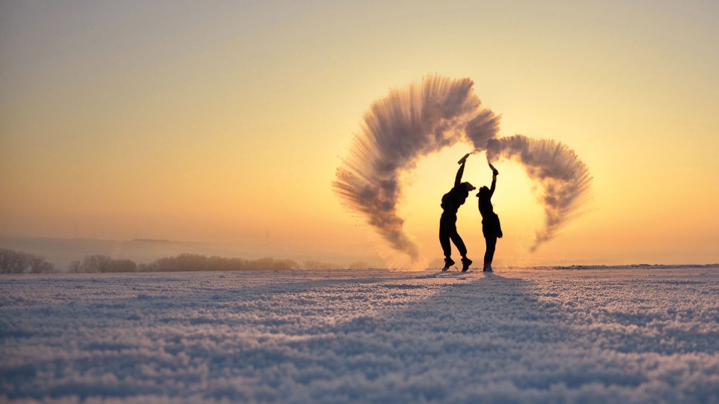 To personer som kaster snø