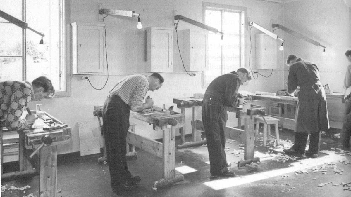 Bilde fra 1950-tallet av elever ved Krokeide. De jobber i et snekkerverksted. 