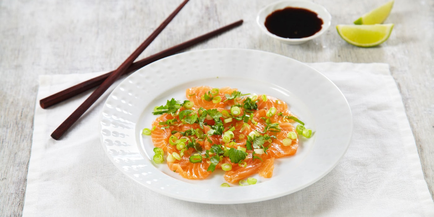 Laksesashimi med koriander og vårløk