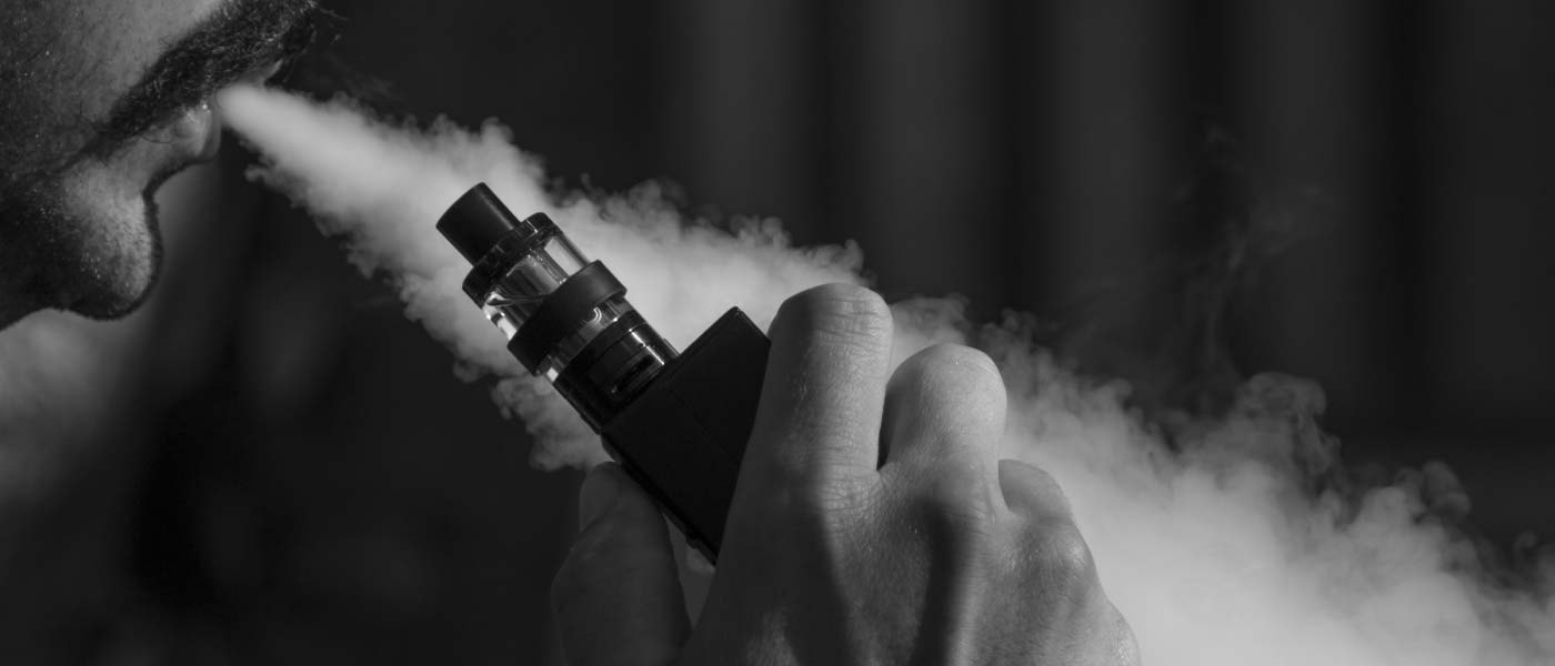 Mann som vaper