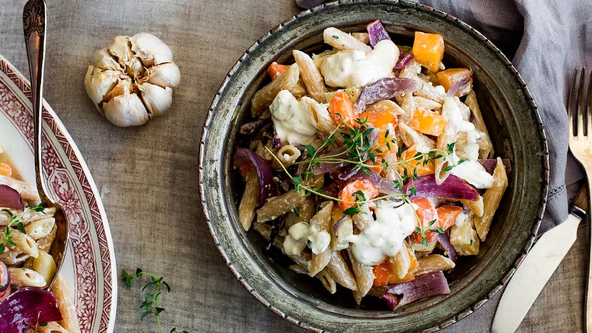 Fullkornspasta med ovnsbakte rotgrønnsaker, feta og hvitløk