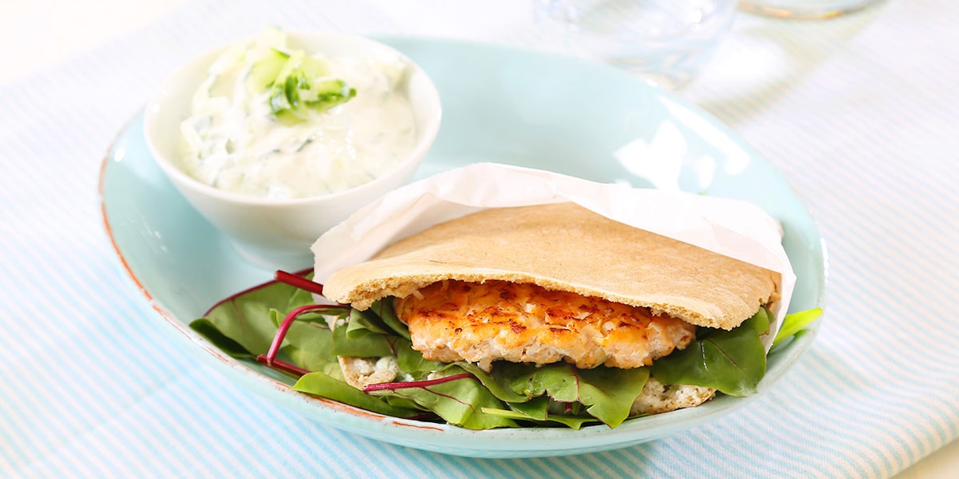 Lakseburger i pitabrød med agurkdressing