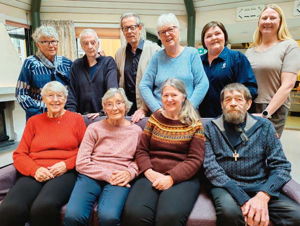 Elin, Liv, Mona og Pål. Øverst fv. Tove, Hans Jørgen, Halvor, og ressurspersonene Torill Stangnæs, May-Wenche Grønboengen og logoped Stine Hauge.