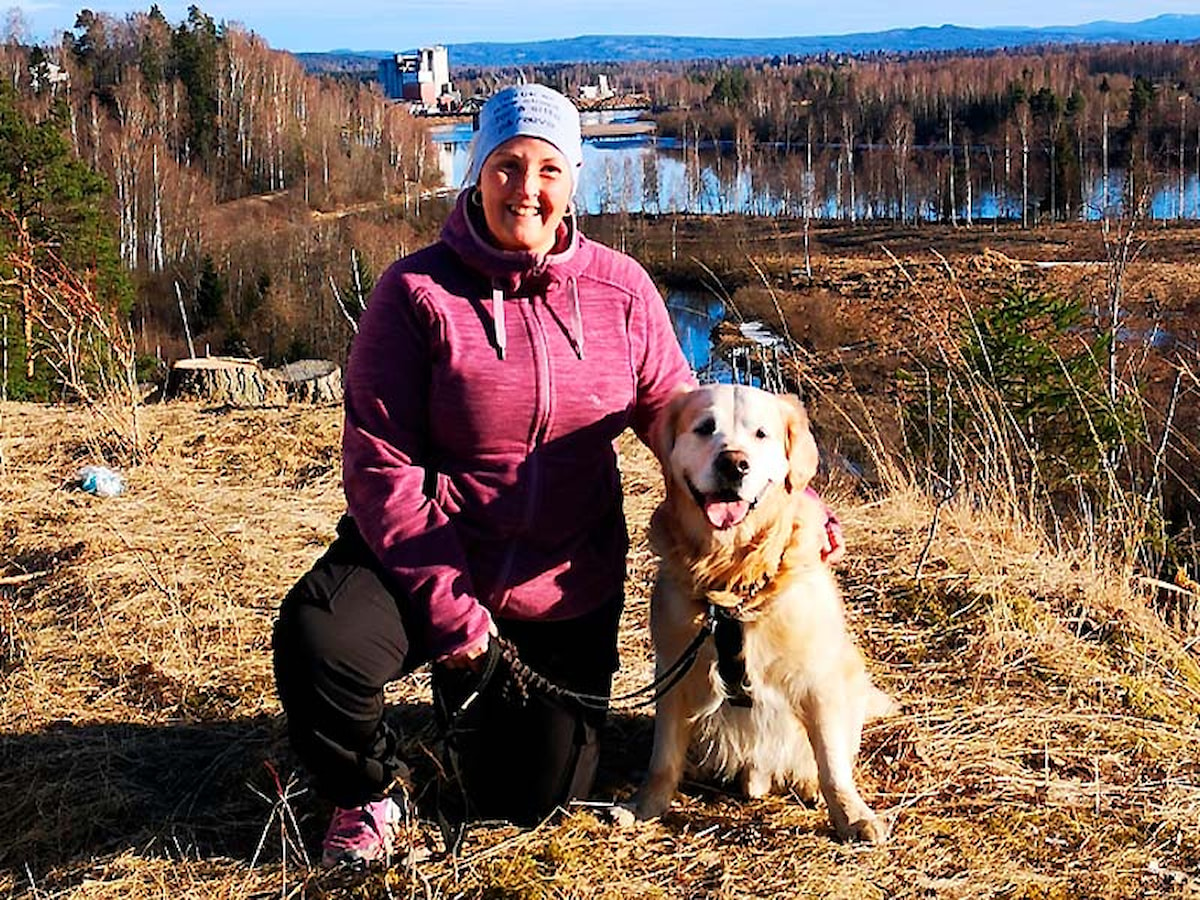 Ina Lill  Øwre Torp på tur med hunden