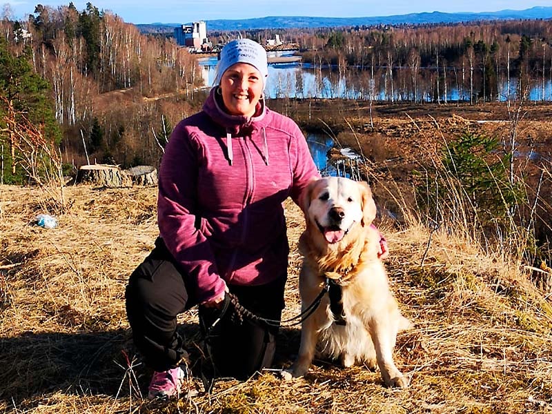 Ina Lill Øwre Torp på tur med hunden