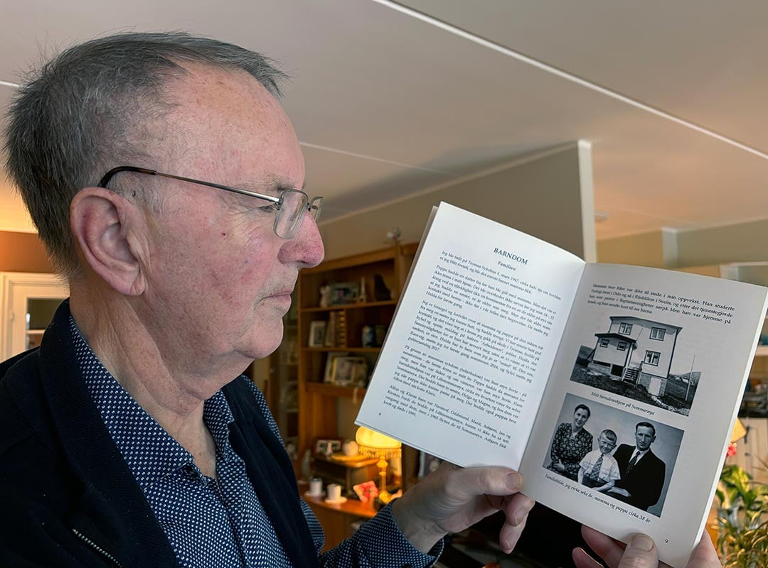 Bilde av Svein Oddvar Bakkevold med boken. Foto: Tommy Skar