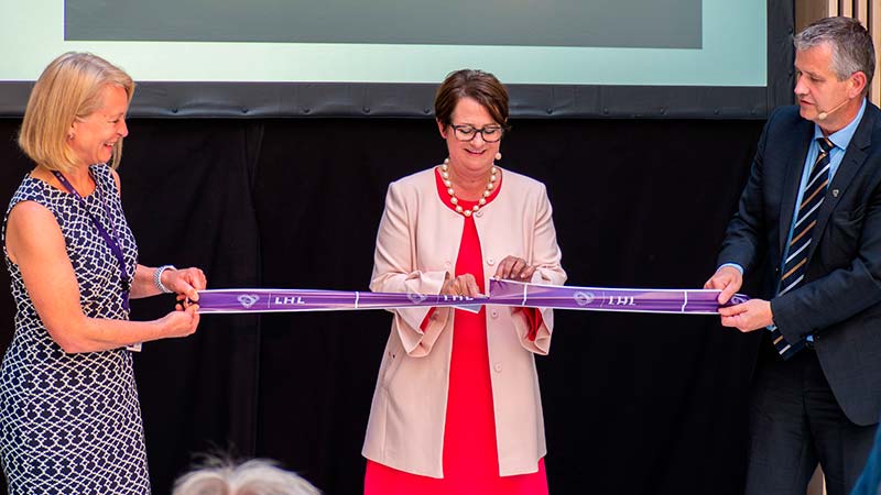 Tone Tr&oslash;en og Siri Skumlien kutter &aring;pningssnoren med skalpell