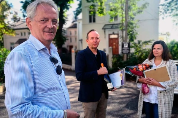 Mona, Fredrik og Geir møtes for første gang på sensommeren på plassen hvor det skjedde.