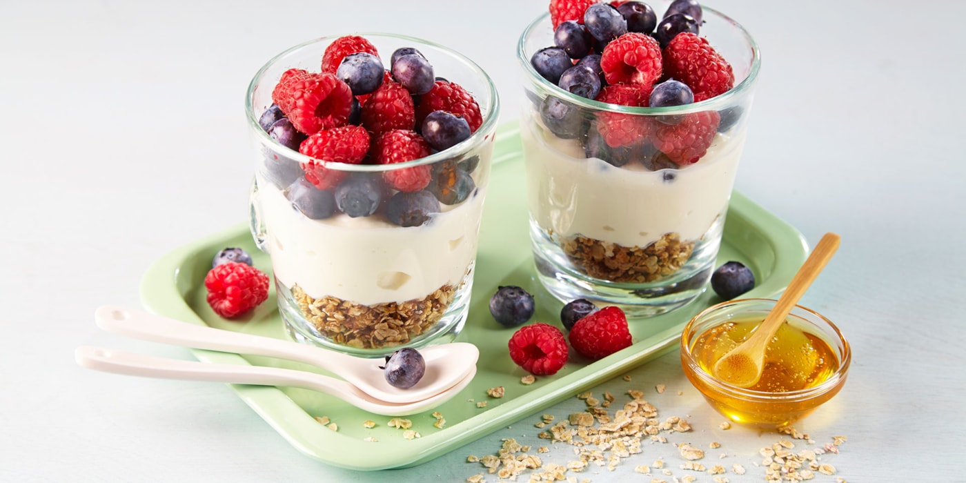 Frokostglass med yoghurt, bær og honningristede havregryn