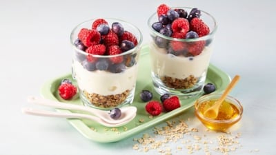 Frokostglass med yoghurt, bær og honningristede havregryn