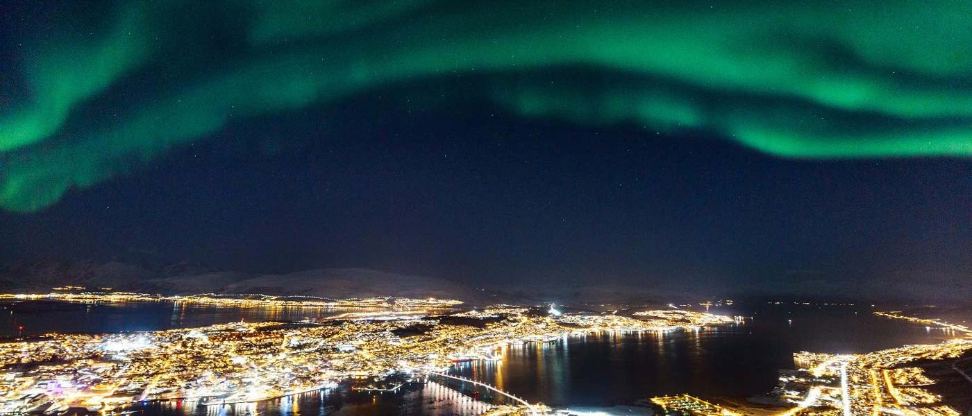 Tromsø by night, med aurora borealis