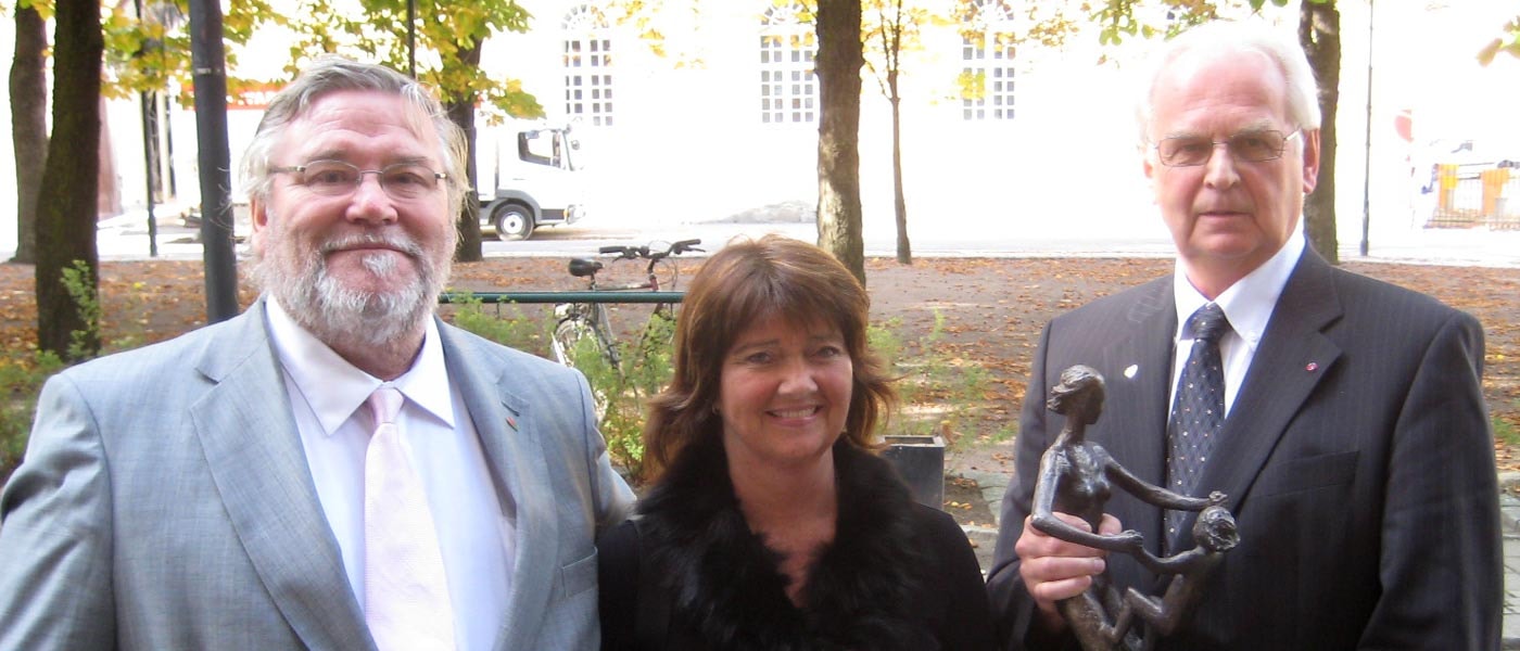 En av pionerene bak Norges aller første hjertetransplantasjon, Svein Simonsen, er tildelt LHLs ærespris for 2007.