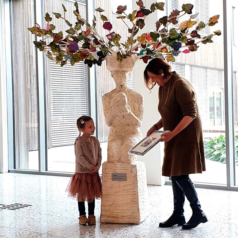 Frida og Bente Ridder-Nielsen med skulpturen Nytt Liv