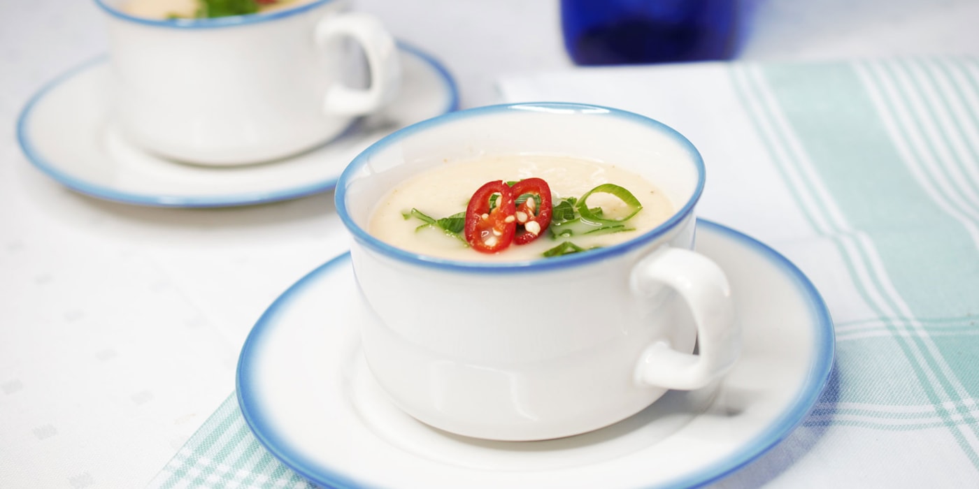 Asiatisk blomkålsuppe med vårløk og fetaost