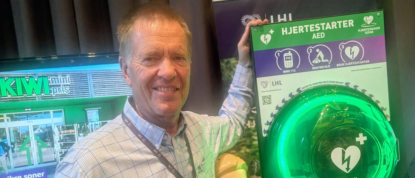 Bjørn Erik Normann med en hjertestarter