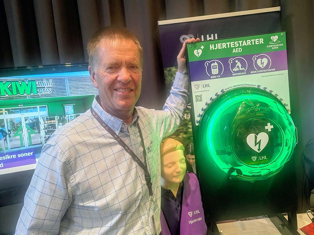 Bj&oslash;rn Erik Normann med en hjertestarter