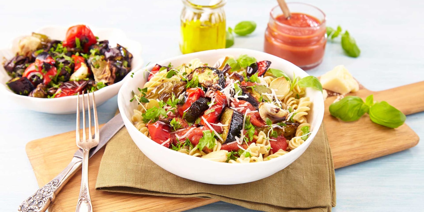 Fullkornpasta med ristede grønnsaker og tomatsaus med parmesan
