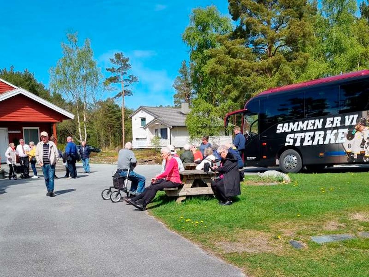 Bussen og turdeltagere