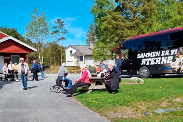 Bussen og turdeltagere