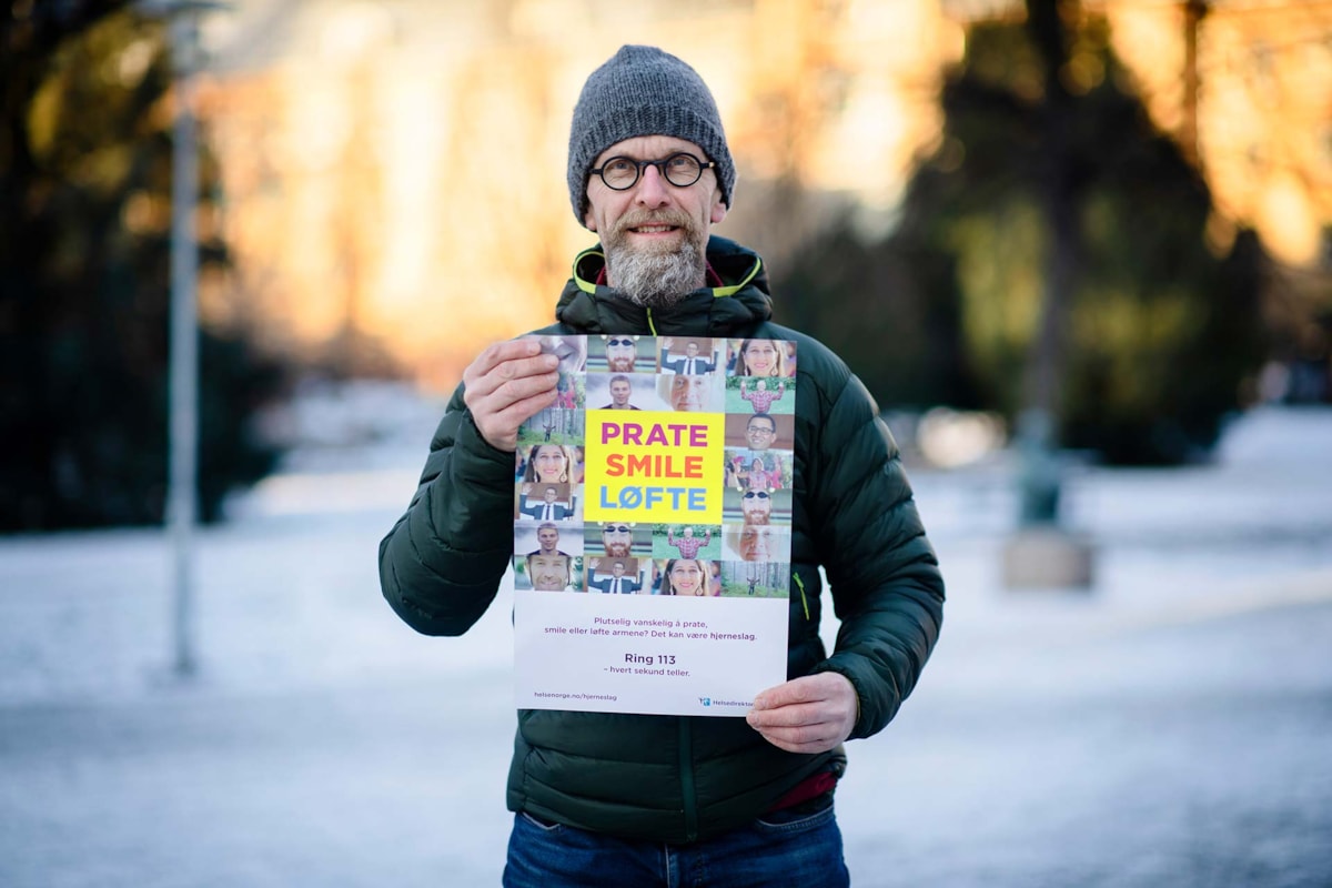 Thoralf Bergersen med PRATE-SMILE-LØFTE plakat