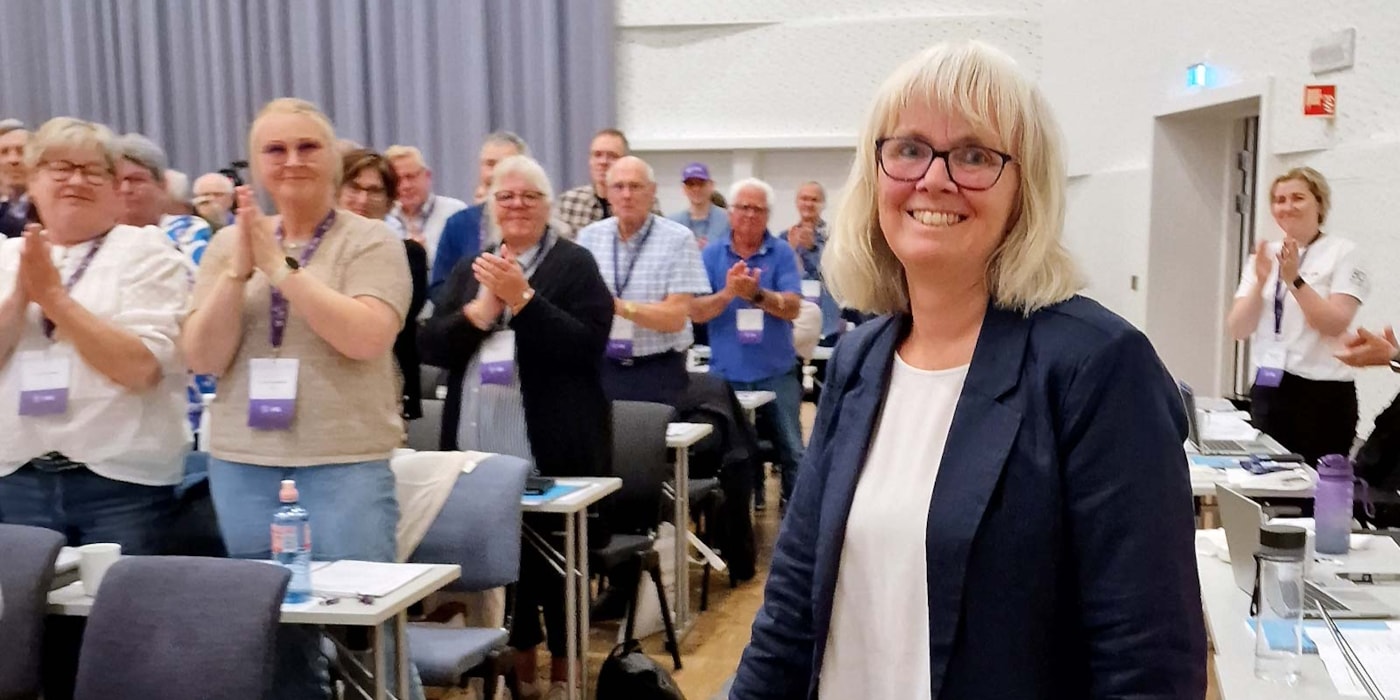 Generalsekretær Mari Larsen mottar stående applaus under landsmøtet