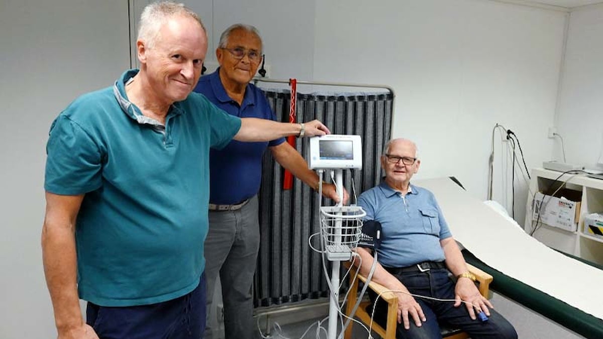 Arne Stenerud (sittende) og Sigmund Kvåle i Nes LHL får en demonstrasjon av fastlege Edvin Bach-Gansmo (t.v.)