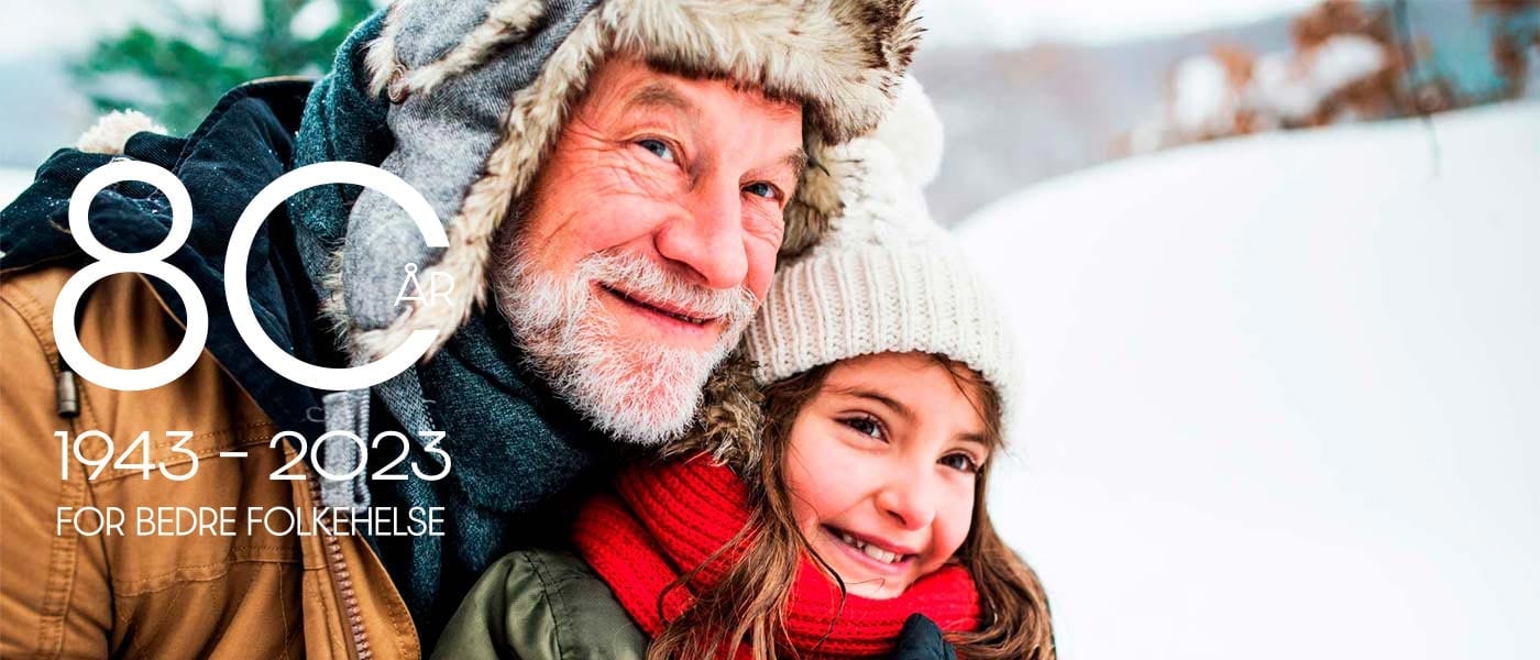 Bestefar og barnebarn ute, vinter