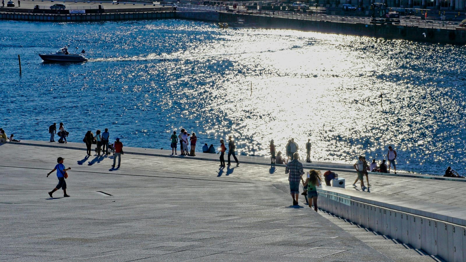 Mennesker i sommersol ved Operaen i Oslo