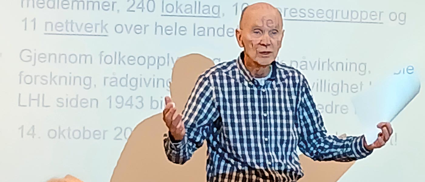 Bilde av Cato Refsland på scenen under foredrag