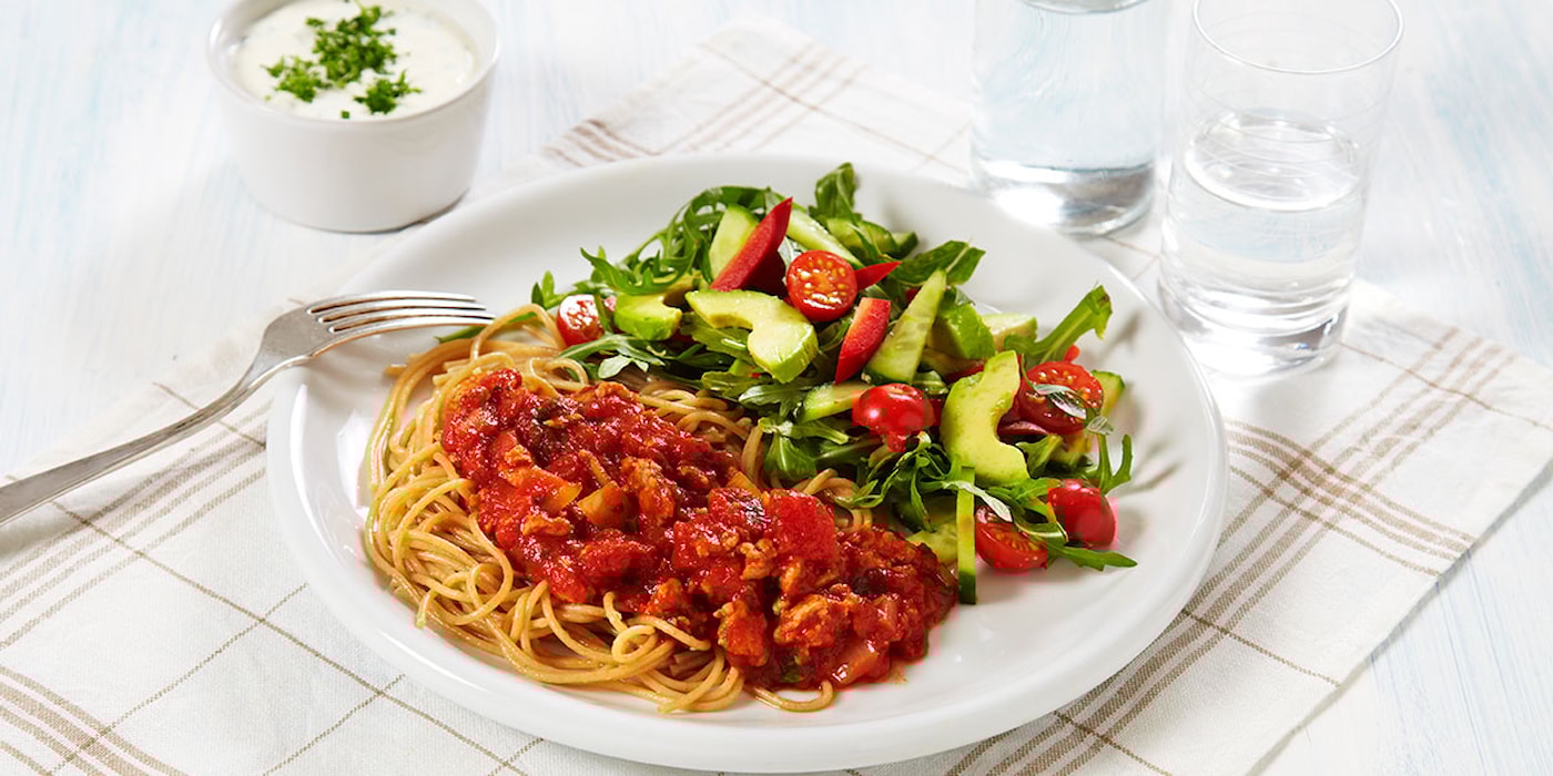 Spaghetti med kyllingsaus og salat