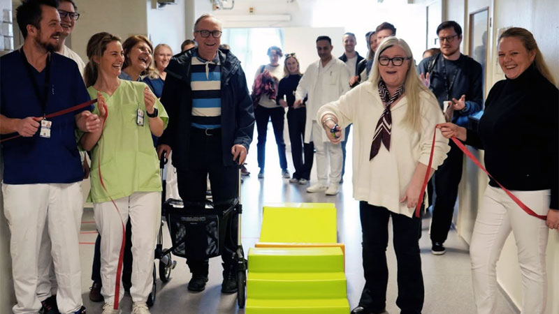 Bente Endresen, LHL Hjerneslag og Afasi Oslo og Akershus, klipper snora for å markere åpningen av det nye dagtilbudet ved Forsterket rehabilitering Aker (FRA).