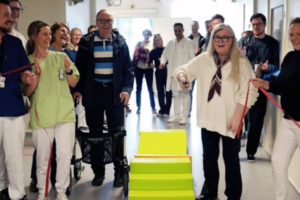 Bente Endresen, LHL Hjerneslag og Afasi Oslo og Akershus, klipper snora for å markere åpningen av det nye dagtilbudet ved Forsterket rehabilitering Aker (FRA).