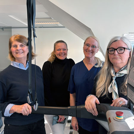 LHL gratulerer Oslo kommune og Forsterket rehabilitering Aker (FRA) med nytt dagtilbud. F.v.: Anne Heimdal, LHL, Ingvild Rosseland, FRA, Åse Bergheim, FRA og Bente Endresen, LHL.