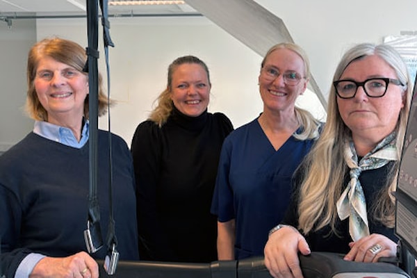 LHL gratulerer Oslo kommune og Forsterket rehabilitering Aker (FRA) med nytt dagtilbud. F.v.: Anne Heimdal, LHL, Ingvild Rosseland, FRA, Åse Bergheim, FRA og Bente Endresen, LHL.