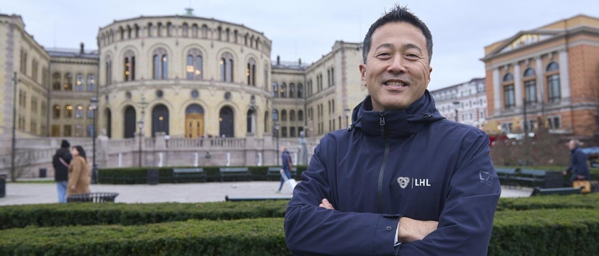 Magne Wang Fredriksen foran Stortinget