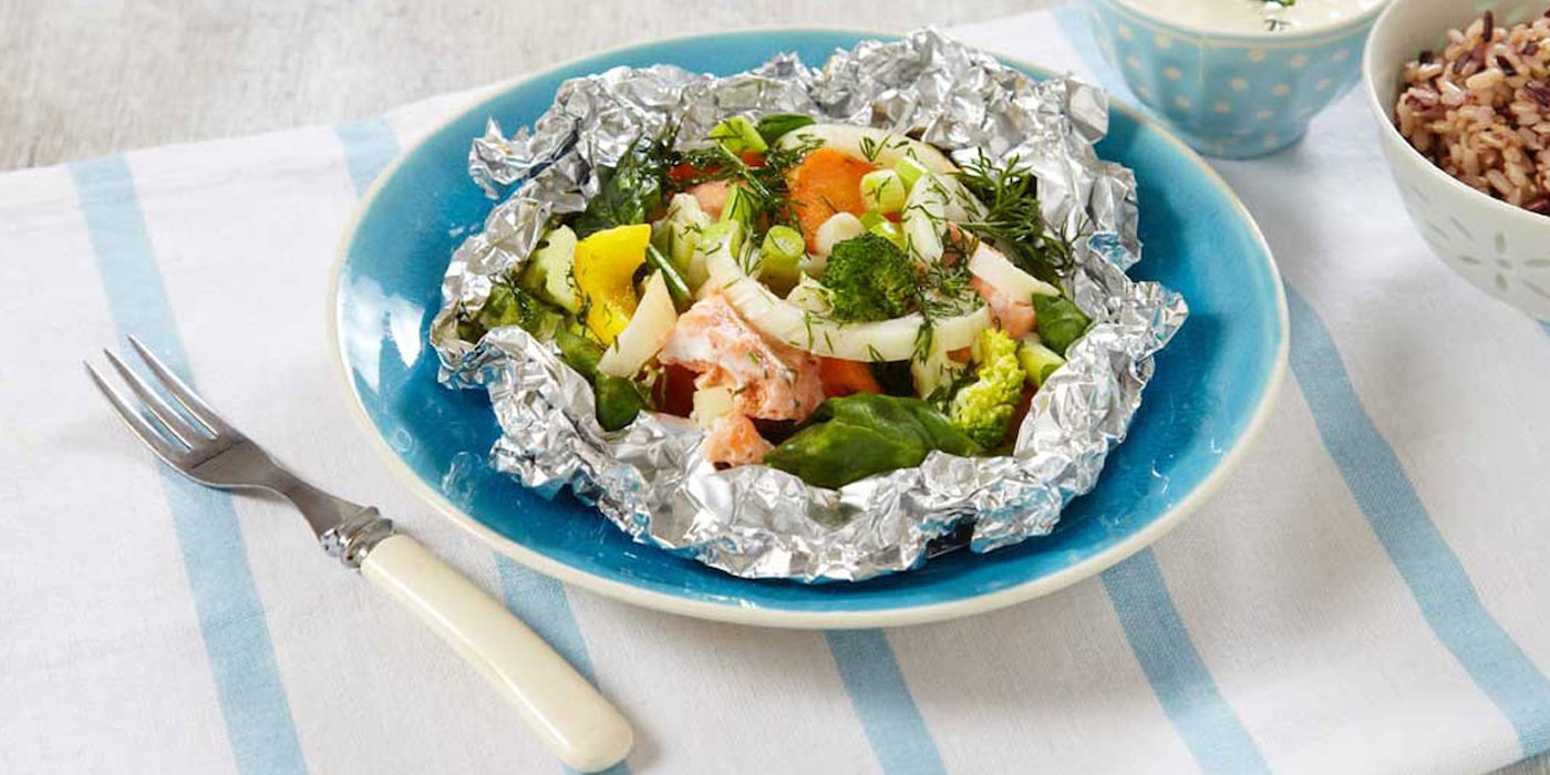 Fiskepakke med grønnsaker og villris
