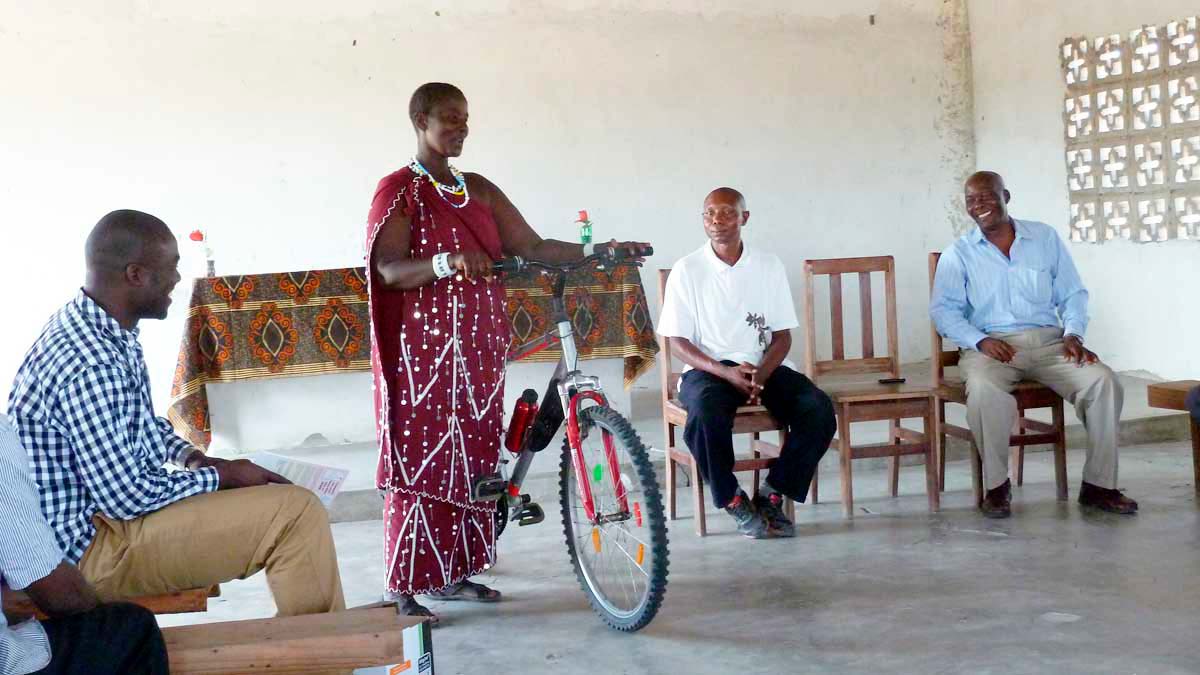 En sykkel fra pasientorganisasjonen Mukikute gjor at masaiene kommer raskere frem med medisinen til tuberkulosesyke.