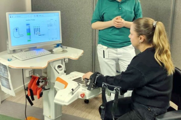 Emilie Woll Jørgenvaag gir opplæring i bruk av robotikk til studenter.