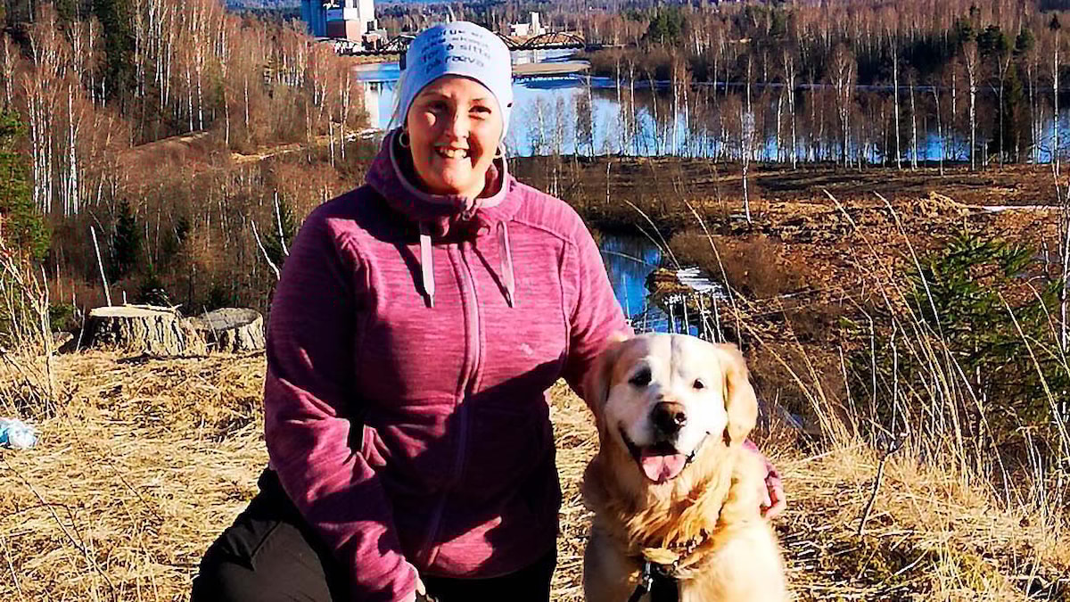 Ina-Lill Øwre Torp på tur med hunden