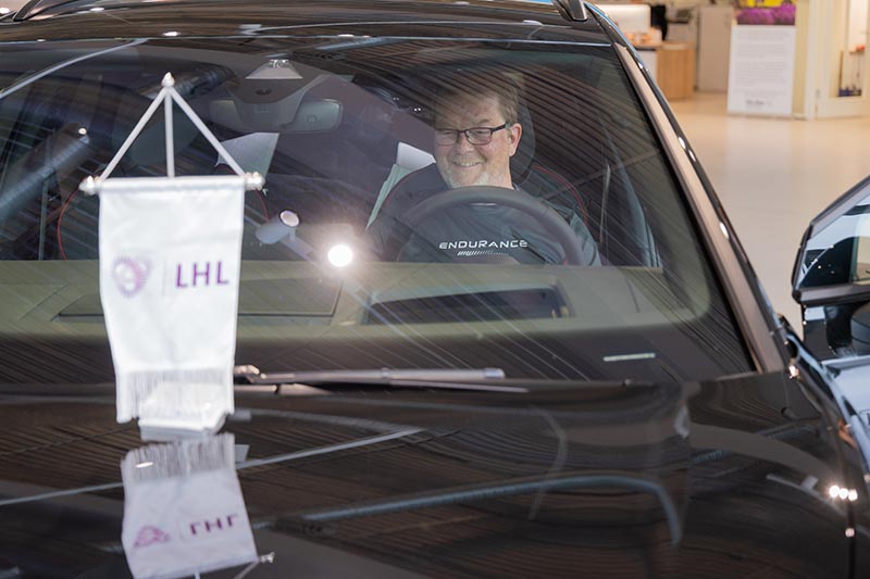 Hans Ove Steinsgard inne sin nye bilen