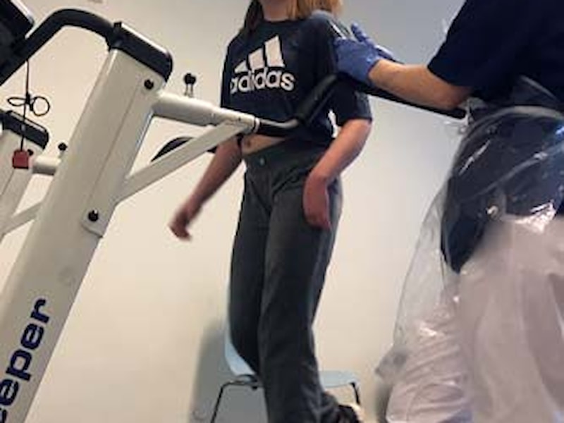 Gabrielle trener på tredemølle, med fysioterapeut