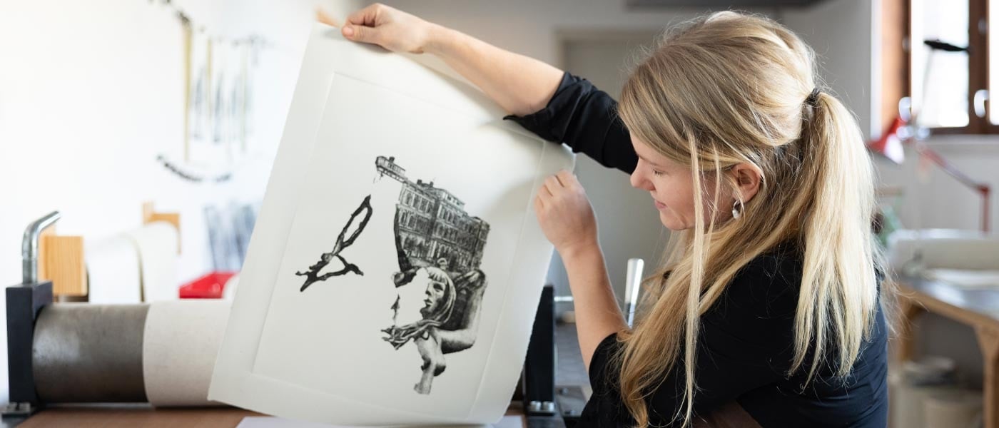 Kunstner Linda Sofie Hærnes avdekker et nytt trykk med Vigeland-inspirert motiv.