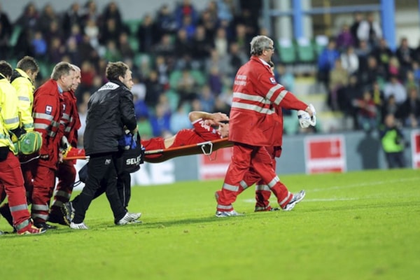 Brann-spiller Carl-Erik Torp blir båret av banen etter en Sogndal-kampen (25.09.2011).