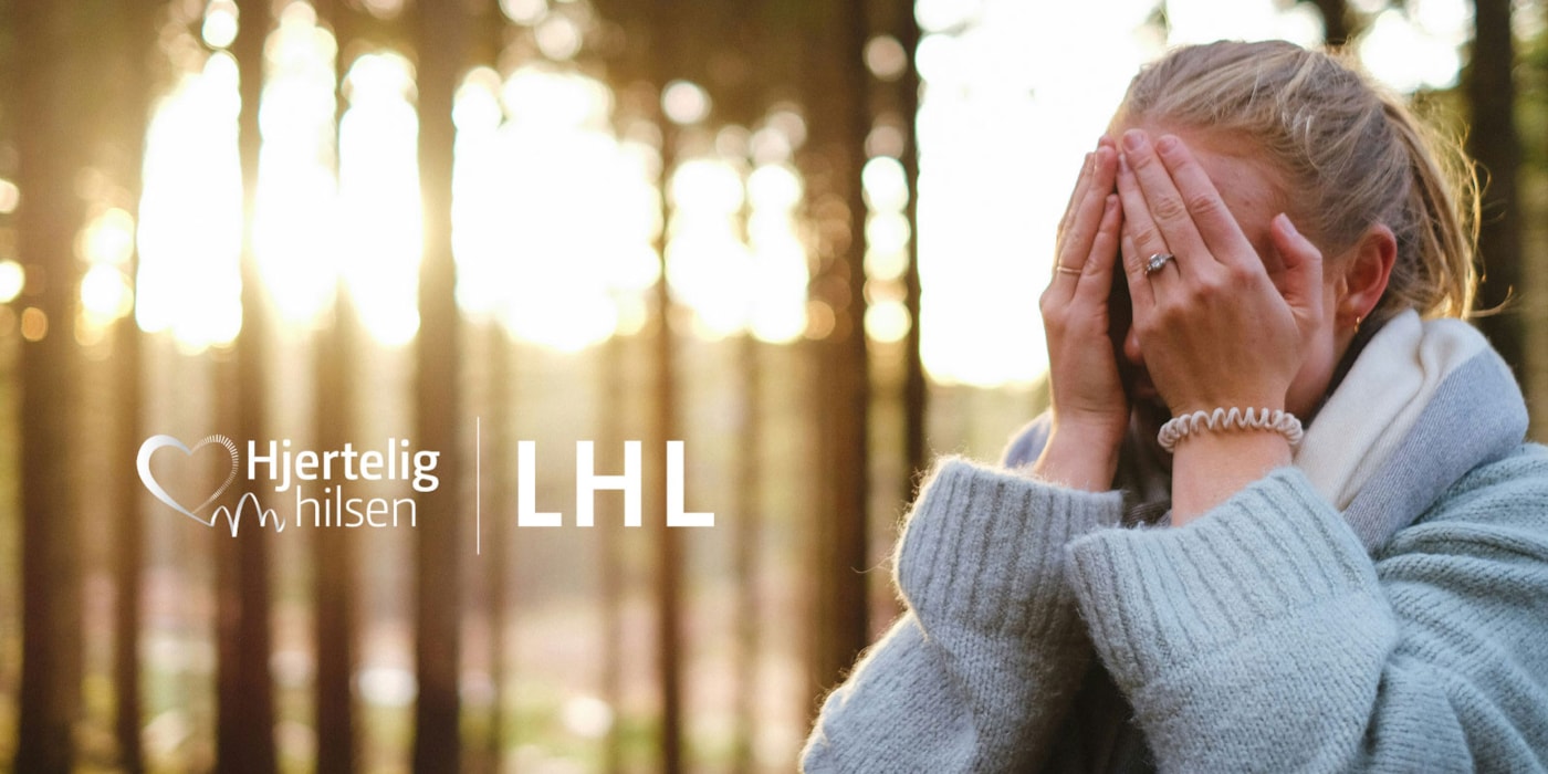 Kvinne som holder foran ansiktet