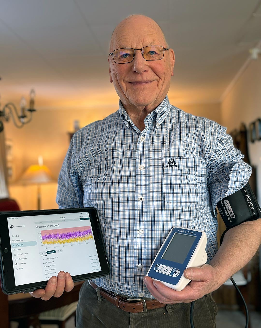 Odd Haugerud med utstyret han bruker til sin digitale hjemmeoppf&oslash;lging