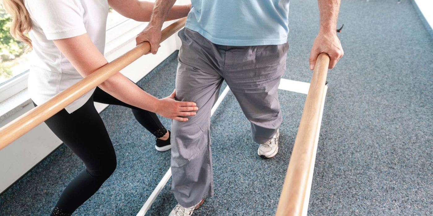 Fysioterapeut med pasient på rehabilitering