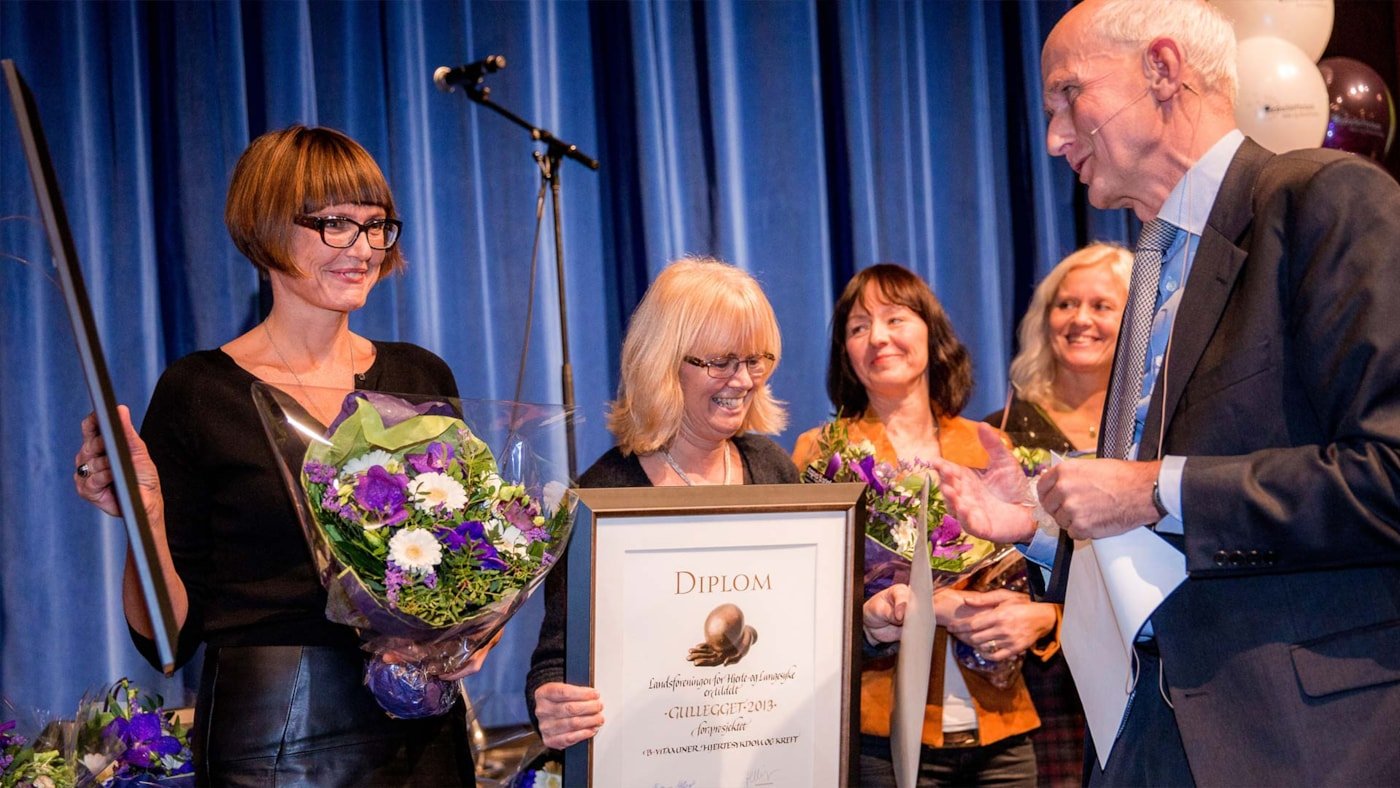 Bilde av tildeling av Stiftelsen Dam sin ærespris, Gullegget, til LHL og Marta Ebbing