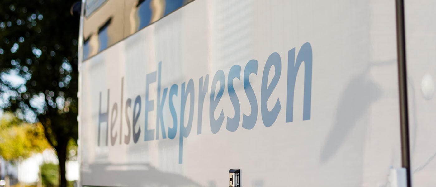 Buss med Helseekspress-logo