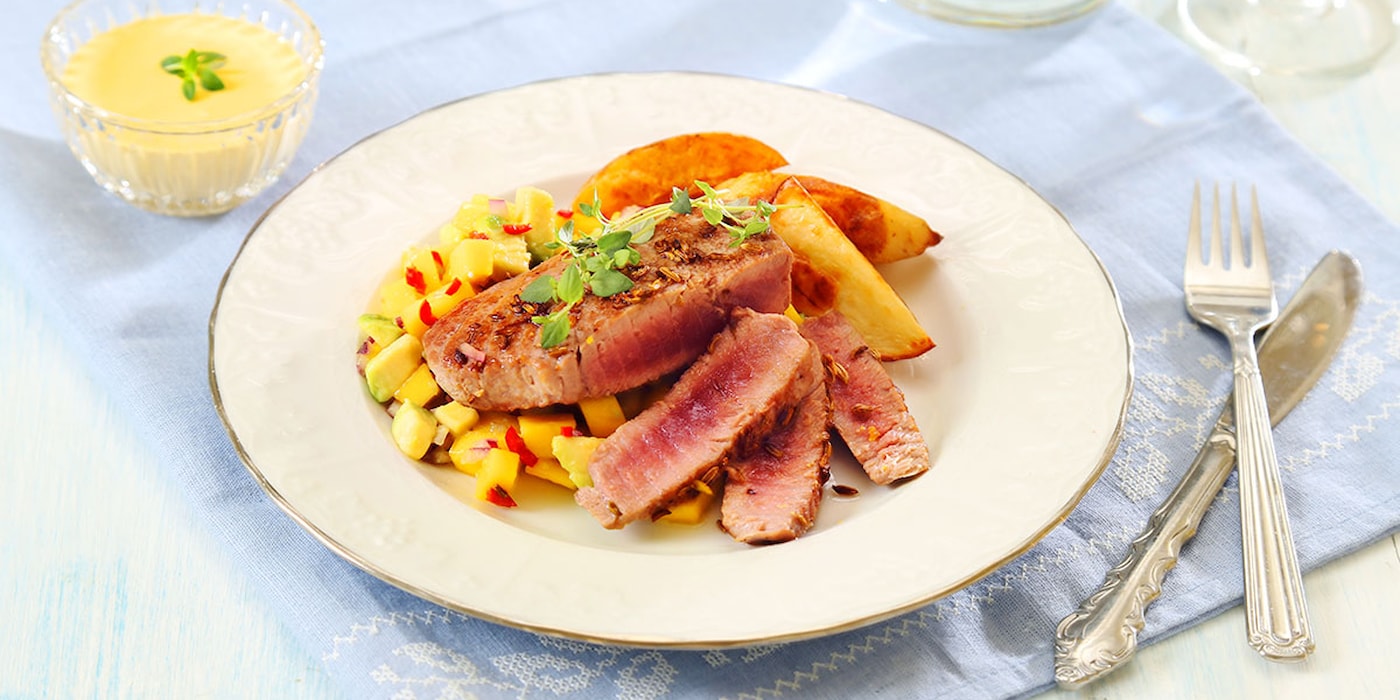 Tunfisk med mango og avokadosalsa og wasabimajones