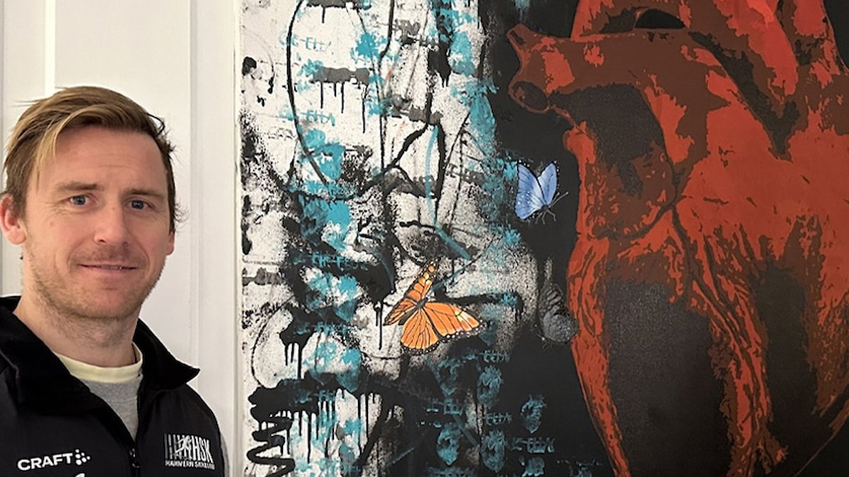 Carl-Erik Torp foran hjertekunst